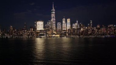 New York, New York Skyline 'ın New York' taki gece silueti. Gece Şehri Peyzajı. Finans Bölgesi. New York Skyline, New York Birleşik Devletleri. Yüksek Binalar Manzarası.