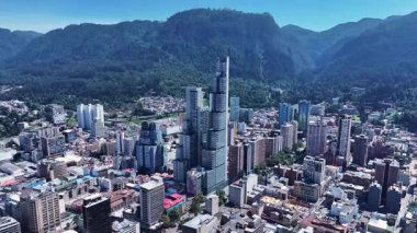 Cundinamarca Kolombiya 'daki Bogota Skyline. Şehir merkezi manzarası. Çarpıcı şehir manzarası. Ofis binaları. Cundinamarca Kolombiya 'daki Bogota Skyline. Gökdelenler Sahnesi. Açık hava Skyline.