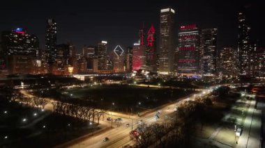 Chicago 'daki Night Skyline. Illinois, ABD' deki Chicago 'da. Highrise Binaları Peyzajı. Renkli Gece Şehri. Chicago Illinois Birleşik Devletleri 'nde. Çarpıcı şehir manzarası. Şehir Merkezi Manzarası.