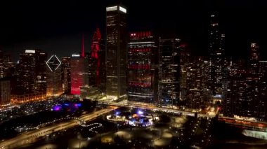 Chicago 'daki Night Skyline. Illinois, ABD' deki Chicago 'da. Highrise Binaları Peyzajı. Renkli Gece Şehri. Chicago Illinois Birleşik Devletleri 'nde. Çarpıcı şehir manzarası. Şehir Merkezi Manzarası.