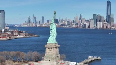 New York 'ta Manhattan' daki Özgürlük Heykeli. Demokrasi Sembolü. New York şehir merkezi. New York 'taki Özgürlük Heykeli. Manhattan Şehri manzarası.
