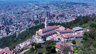 Cundinamarca Kolombiya 'daki Bogota' da Monserate Sığınağı. Monserate Kilisesi manzarası. Din geçmişi. Bogota Cundinamarca Kolombiya 'da. Kilise Havacılık Manzarası. Hacc Manzarası.