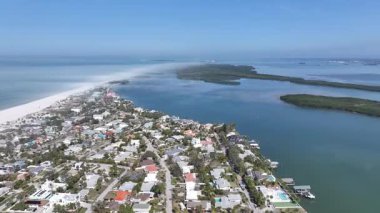 Clearwater Skyline, Florida 'da, ABD' de. Plaj manzarası. Mangrove Eyalet Parkı. Çarpıcı şehir manzarası. Clearwater Skyline, Florida 'da, ABD' de. Sis Sabahı.