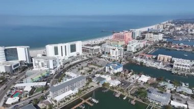 Clearwater Beach Skyline, Florida 'da, Clearwater' da. Plaj manzarası. Şehir merkezinde. Seyahat Manzarası. Clearwater Beach Skyline, Florida 'da, Clearwater' da. İnanılmaz Şehir Manzarası.