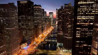 Chicago, Illinois, ABD 'de Sunset Skyline şehir merkezinde. Highrise Binaları Peyzajı. Renkli Günbatımı. Chicago Illinois Birleşik Devletleri 'nde. Çarpıcı şehir manzarası. Şehir Merkezi Manzarası.