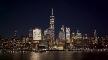 New York 'ta New York Skyline' ın Manhattan 'daki gece görüntüsü. Gece Şehir Manzarası. Şehir merkezinde aydınlandı. New York Skyline, New York Birleşik Devletleri. Yüksek Binalar Manzarası.