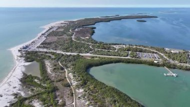 Florida 'da Clearwater' da balayı adası. Doğa Park Peyzajı. Cennet Manzarası. Waterfront Sahil Parkı. Florida 'da, Clearwater' da Balayı Adası.