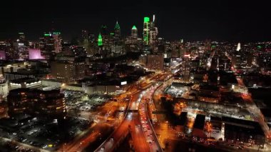 Philadelphia 'daki Philadelphia Skyline' ın Pennsylvania 'daki gece görüntüsü. Şehir merkezinde aydınlandı. City At Night Scene. Philadelphia, Pennsylvania Birleşik Devletleri. Philadelphia Şehri Bölgesi.