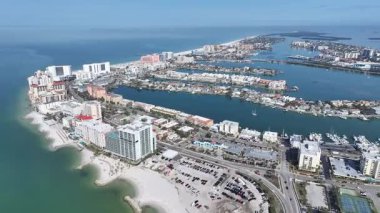 Clearwater Beach Skyline, Florida 'da, Clearwater' da. Plaj manzarası. Şehir merkezinde. Seyahat Manzarası. Clearwater Beach Skyline, Florida 'da, Clearwater' da. İnanılmaz Şehir Manzarası.
