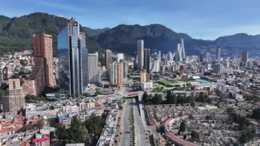 Cundinamarca Kolombiya 'daki Bogota Skyline. Şehir merkezi manzarası. Çarpıcı şehir manzarası. Ofis binaları. Cundinamarca Kolombiya 'daki Bogota Skyline. Gökdelenler Sahnesi. Açık hava Skyline.