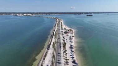 Florida, Clearwater 'daki Causeway Bulvarı. Doğa manzarası. Highway Yolu. Waterfront Sahil Parkı. Florida 'da Clearwater' da Causeway Bulvarı.