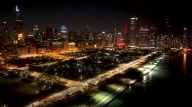 Chicago 'daki Night Skyline. Illinois, ABD' deki Chicago 'da. Highrise Binaları Peyzajı. Renkli Gece Şehri. Chicago Illinois Birleşik Devletleri 'nde. Çarpıcı şehir manzarası. Şehir Merkezi Manzarası.