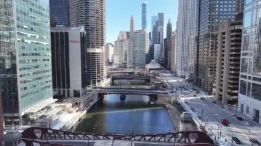 Chicago Riverwalk, Chicago, Illinois, ABD. Highrise Binaları Sahnesi. Metropolitan Şehri. Illinois 'de Chicago Sahil Yolu. Chicago şehir merkezi. Şehir Gökyüzü Görünümü.