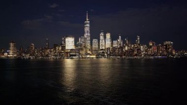 New York 'un New York şehir merkezinin Manhattan' daki gece manzarası. Gece Şehir Manzarası. Şehir merkezinde aydınlandı. New York 'un merkezinde, New York' ta. Empire State Binası.