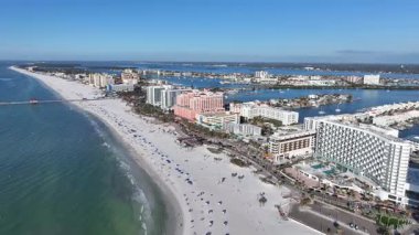 Clearwater Skyline, Florida 'da, ABD' de. Plaj manzarası. Liman Koyu Sahnesi. Şehir merkezinde. Clearwater Skyline, Florida 'da, ABD' de. İnanılmaz Şehir Manzarası.