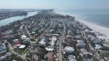 Clearwater Skyline, Florida 'da, ABD' de. Plaj manzarası. Şehir merkezinde. Çarpıcı şehir manzarası. Clearwater Skyline, Florida 'da, ABD' de. Sis Sabahı.