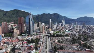 Cundinamarca Kolombiya 'daki Bogota' da Bogota Skyline. Şehir merkezindeki şehir manzarası. Kurumsal Binalar Arkaplanı. Bogota Cundinamarca Kolombiya 'da. High Rise Binaları. İş Bölgesi.