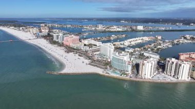 Clearwater Skyline, Florida 'da, ABD' de. Plaj manzarası. Liman Koyu Sahnesi. Şehir merkezinde. Clearwater Skyline, Florida 'da, ABD' de. İnanılmaz Şehir Manzarası.