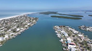 Clearwater Skyline, Florida 'da, ABD' de. Plaj manzarası. Mangrove Eyalet Parkı. Çarpıcı şehir manzarası. Clearwater Skyline, Florida 'da, ABD' de. Sis Sabahı.