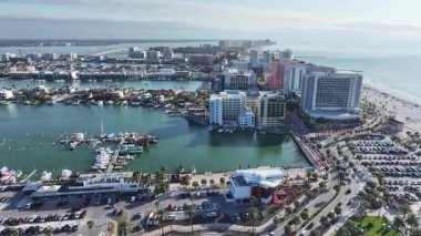 Clearwater Skyline, Florida 'da, ABD' de. Plaj manzarası. Liman Koyu Sahnesi. Şehir merkezinde. Clearwater Skyline, Florida 'da, ABD' de. İnanılmaz Şehir Manzarası.