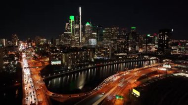 Philadelphia 'da, Philadelphia' da, Amerika Birleşik Devletleri 'nde, Night Skyline. Highrise Binaları Peyzajı. Gece Şehri Sahnesi. Philadelphia, Pennsylvania Birleşik Devletleri. Aydınlatılmış Şehir.