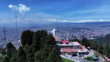 Kolombiya 'nın başkenti Bogota' daki Guadalupe Sığınağı 'nın Bakiresi. Guadalupe Heykeli Bakiresi. Dini Turizm. Bogota, Kolombiya Bölgesi 'nde. Bazilika Binası. Hacc Manzarası.
