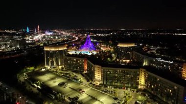 Florida, Orlando 'daki Volcano Körfezi. Renkli Eğlence Parkı. Aydınlanmış Şehir. Gece Hayatı Manzarası. Orlando 'daki Volcano Körfezi, Florida Birleşik Devletleri.