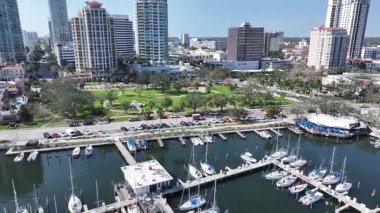 St. Pete İskelesi, St. Petersburg, Florida Birleşik Devletleri. Şehir merkezinde. Riverside İskelesi. Çarpıcı şehir manzarası. St. Pete İskelesi, St. Petersburg, Florida Birleşik Devletleri. Geniş Bakış Açısı Döndürülüyor.