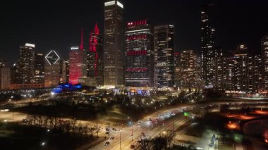 Chicago 'daki Night Skyline. Illinois, ABD' deki Chicago 'da. Highrise Binaları Peyzajı. Renkli Gece Şehri. Chicago Illinois Birleşik Devletleri 'nde. Çarpıcı şehir manzarası. Şehir Merkezi Manzarası.