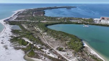 Florida 'da Clearwater' daki Balayı Adası Eyalet Parkı. Plaj manzarası. Eyalet Parkı. Seyahat güzergahı. Florida 'daki Clearwater' da Balayı Adası Eyalet Parkı.