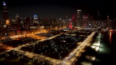 Chicago 'da Chicago' da Gece Skyline, Illinois Birleşik Devletleri. Şehir merkezinde aydınlandı. Gece Şehir Manzarası. Chicago Illinois Birleşik Devletleri 'nde. Chicago Şehri Bölgesi. Şehir Skyline Sahnesi.