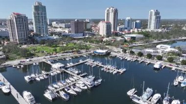 St. Pete İskelesi, St. Petersburg, Florida Birleşik Devletleri. Şehir merkezinde. Riverside İskelesi. Çarpıcı şehir manzarası. St. Pete İskelesi, St. Petersburg, Florida Birleşik Devletleri. Geniş Bakış Açısı Döndürülüyor.