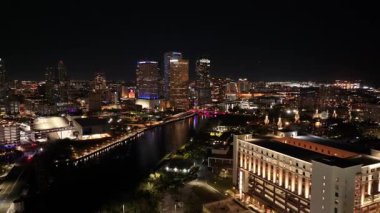Tampa 'da Tampa şehir merkezi, Florida Birleşik Devletleri. Ünlü Yükseliş Binası. Gece Şehir Manzarası. Tampa Florida 'da, Birleşik Devletler. İş Bölgesi. Aydınlanmış Gece Şehri.