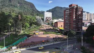 Kolombiya Bölgesi Bogota Tabelası. Metropolis Merkez Bölgesi. Çarpıcı şehir manzarası. Ofis binaları. Kolombiya Bölgesi Bogota Tabelası. Gökdelenler Sahnesi. Açık hava Skyline.