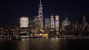 New York, New York Skyline 'ın New York' taki gece silueti. Gece Şehri Peyzajı. Finans Bölgesi. New York Skyline, New York Birleşik Devletleri. Yüksek Binalar Manzarası.