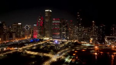 Chicago 'da Chicago' da Gece Skyline, Illinois Birleşik Devletleri. Şehir merkezinde aydınlandı. Gece Şehir Manzarası. Chicago Illinois Birleşik Devletleri 'nde. Chicago Şehri Bölgesi. Şehir Skyline Sahnesi.
