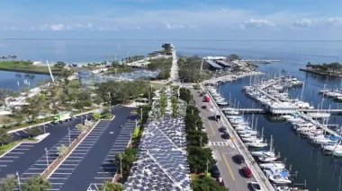 St. Pete İskelesi, St. Petersburg, Florida Birleşik Devletleri. Şehir merkezinde. Riverside İskelesi. Çarpıcı şehir manzarası. St. Pete İskelesi, St. Petersburg, Florida Birleşik Devletleri. Geniş Bakış Açısı Döndürülüyor.