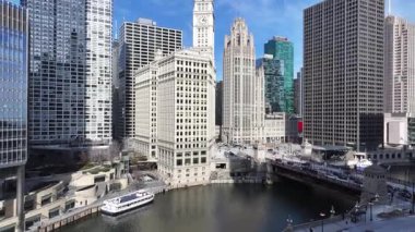 Chicago Riverwalk, Chicago, Illinois, ABD. Highrise Binaları Sahnesi. Metropolitan Şehri. Illinois 'de Chicago Sahil Yolu. Chicago şehir merkezi. Şehir Gökyüzü Görünümü.