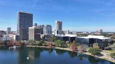Florida, Orlando 'daki Eola Parkı. Yüksek Binalar Peyzajı. Finans Bölgesi. Orlando Florida Birleşik Devletleri 'nde. Şehir merkezinde. Şehir Açık Hava.