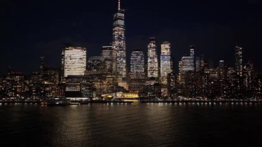 New York, New York Skyline 'ın New York' taki gece silueti. Gece Şehri Peyzajı. Finans Bölgesi. New York Skyline, New York Birleşik Devletleri. Yüksek Binalar Manzarası.