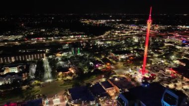 Florida 'daki Orlando' da dönme dolap. Aydınlatılmış Park. Çekim Sahnesi. Gece Şehri Sahnesi. Florida Birleşik Devletleri. Florida 'da Orlando' da Dönme Dolap.