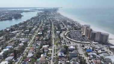 Clearwater Beach Skyline, Florida 'da, Clearwater' da. Plaj manzarası. Şehir merkezinde. Seyahat Manzarası. Clearwater Beach Skyline, Florida 'da, Clearwater' da. İnanılmaz Şehir Manzarası.