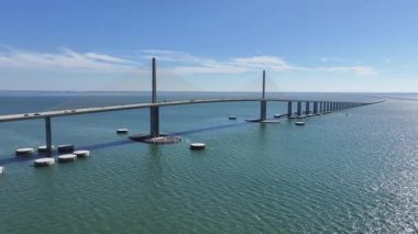 Florida 'daki Saint Petersburg' da Sunshine Skyway Köprüsü. Highway Yolu. Köprü manzarası. Freeway Yolu Sahnesi. Florida 'daki Saint Petersburg' da Sunshine Skyway Köprüsü.
