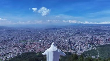Cundinamarca Kolombiya 'daki Bogota' daki Virgen De Guadalupe Sığınağı. Bakire Guadalupe Peyzajı. Din geçmişi. Bogota Cundinamarca Kolombiya 'da. Kilise Havacılık Manzarası. Tarihi eser heykeli.