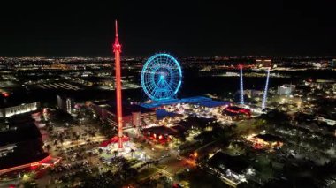 Florida 'daki Orlando' da dönme dolap. Renkli Eğlence Parkı. Aydınlanmış Şehir. Gece Hayatı Manzarası. Florida Birleşik Devletleri. Florida 'da Orlando' da Dönme Dolap.