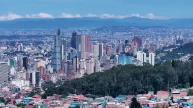 Cundinamarca Kolombiya 'daki Bogota' da Bogota Skyline. Şehir merkezindeki şehir manzarası. Kurumsal Binalar Arkaplanı. Bogota Cundinamarca Kolombiya 'da. High Rise Binaları. İş Bölgesi.
