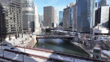 Chicago Riverwalk, Chicago, Illinois, ABD. Şehir merkezinde. Metropolis Manzarası. Illinois 'de Chicago Sahil Yolu. Finans Bölgesi. Çarpıcı Şehir Manzarası.