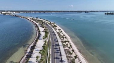 Florida, Clearwater 'daki Causeway Bulvarı. Doğa manzarası. Highway Yolu. Waterfront Sahil Parkı. Florida 'da Clearwater' da Causeway Bulvarı.