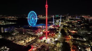 Florida 'daki Orlando' da dönme dolap. Renkli Eğlence Parkı. Aydınlanmış Şehir. Gece Hayatı Manzarası. Florida 'da Orlando' da Dönme Dolap.