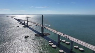 Florida 'daki Saint Petersburg' da Sunshine Skyway Köprüsü. Highway Yolu. Köprü manzarası. Freeway Yolu Sahnesi. Florida 'daki Saint Petersburg' da Sunshine Skyway Köprüsü.